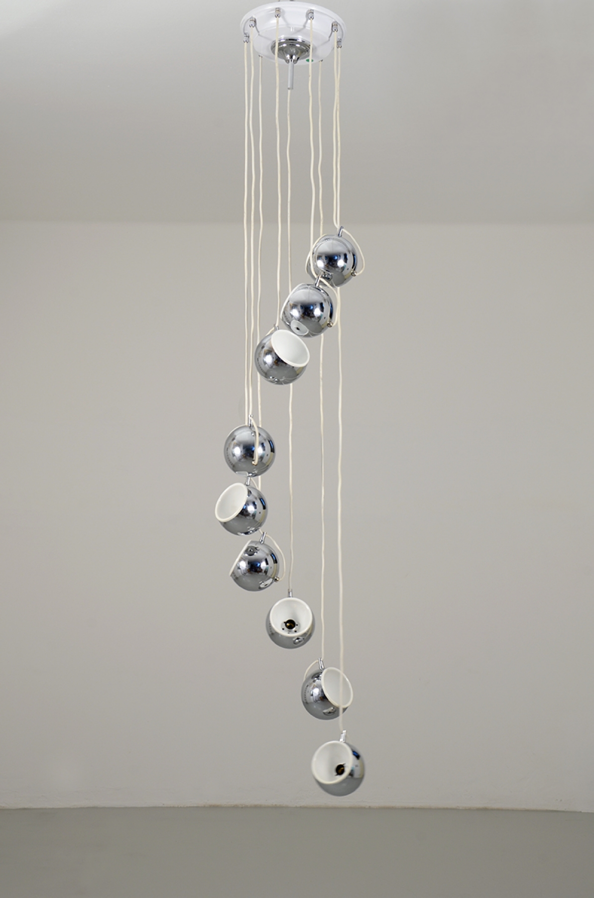 Guzzini, rare 9 sphere pendant lamp in metal. Italy 1960's.
