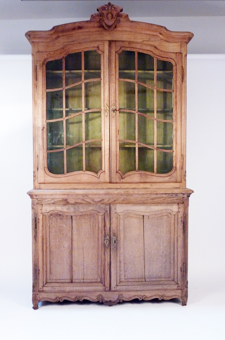 Mobile credenza in rovere chiaro con vetri soffiati sulle ante superiori e intagli di pregio, Francia 1920ca.