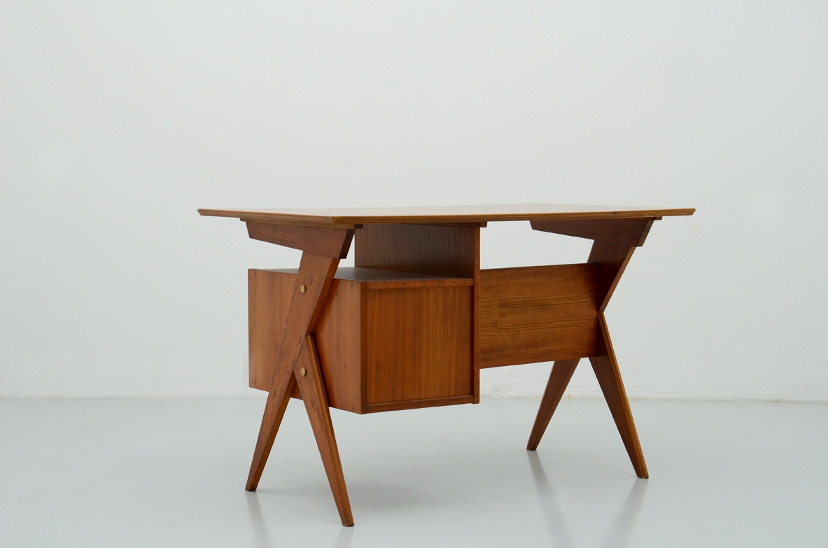 Writing table in oak with 3 drawers, Italy, 1950's.
