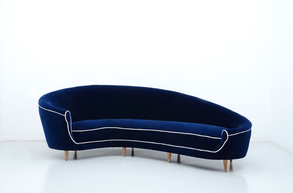 Fedrico Munari, grande divano curvilineo rivestito in velluto, 1950ca.
