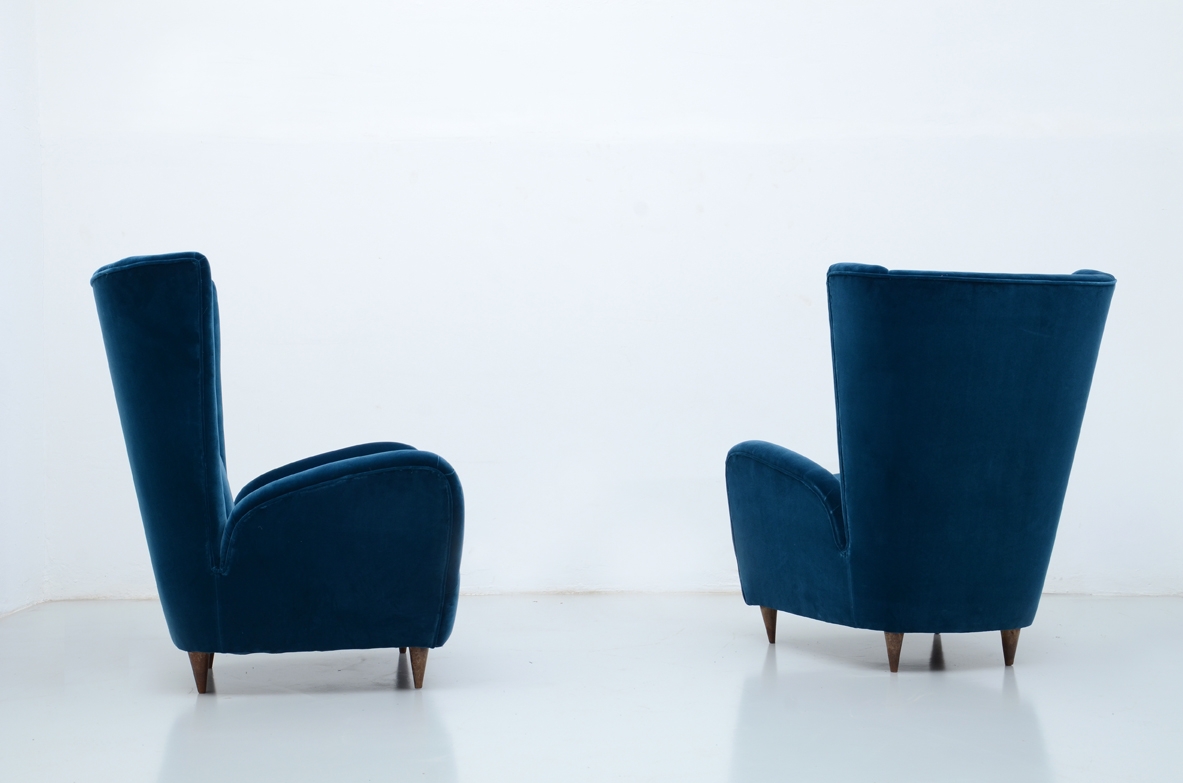 Paolo Buffa, coppia di eleganti poltrone rivestite in velluto, 1940ca.