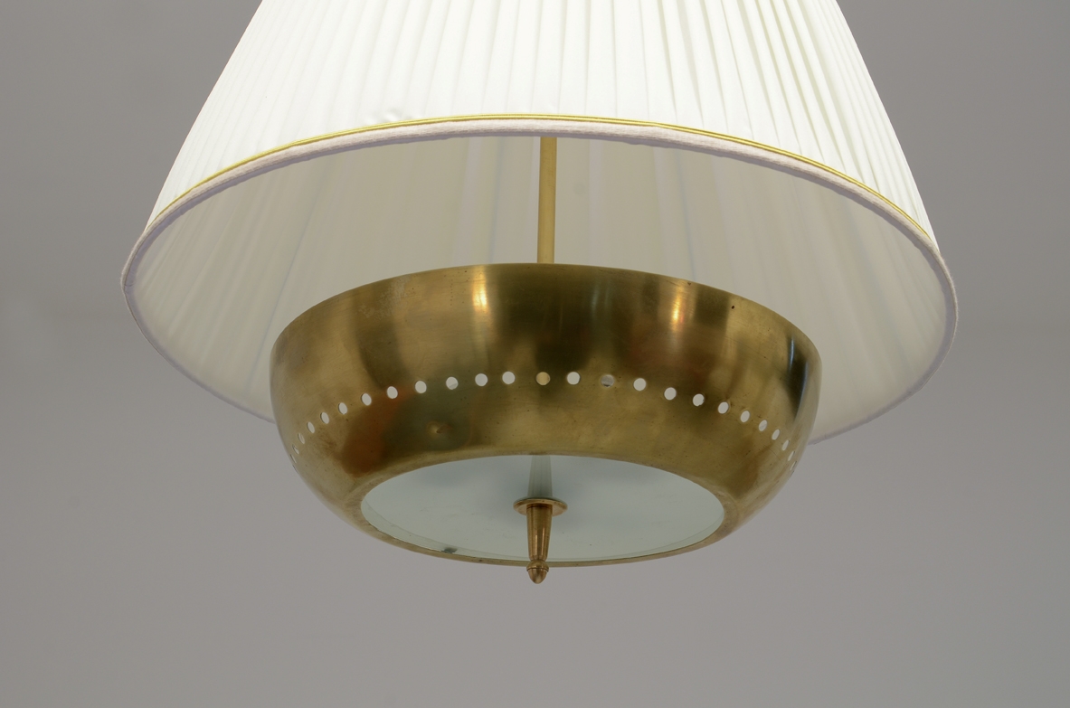 Gino Sarfatti, elegante coppia di lampade a sospensione regolabili con contappeso in ottone, piatto in ottone tornito e forato, cappello in seta, produzione Arteluce 1940ca.