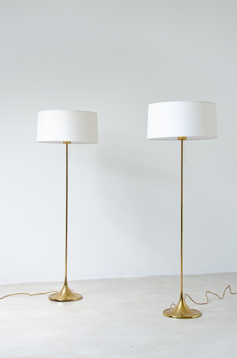 Coppia di eleganti lampade in ottone con cappello in tessuto.  Prod. Bergboms, Svezia 1960ca.