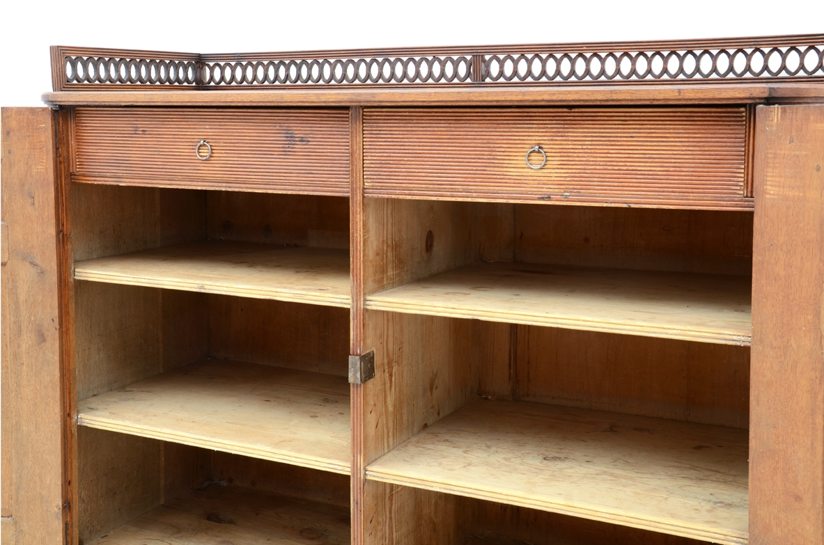 Credenza vintage arredamento negozio Milano