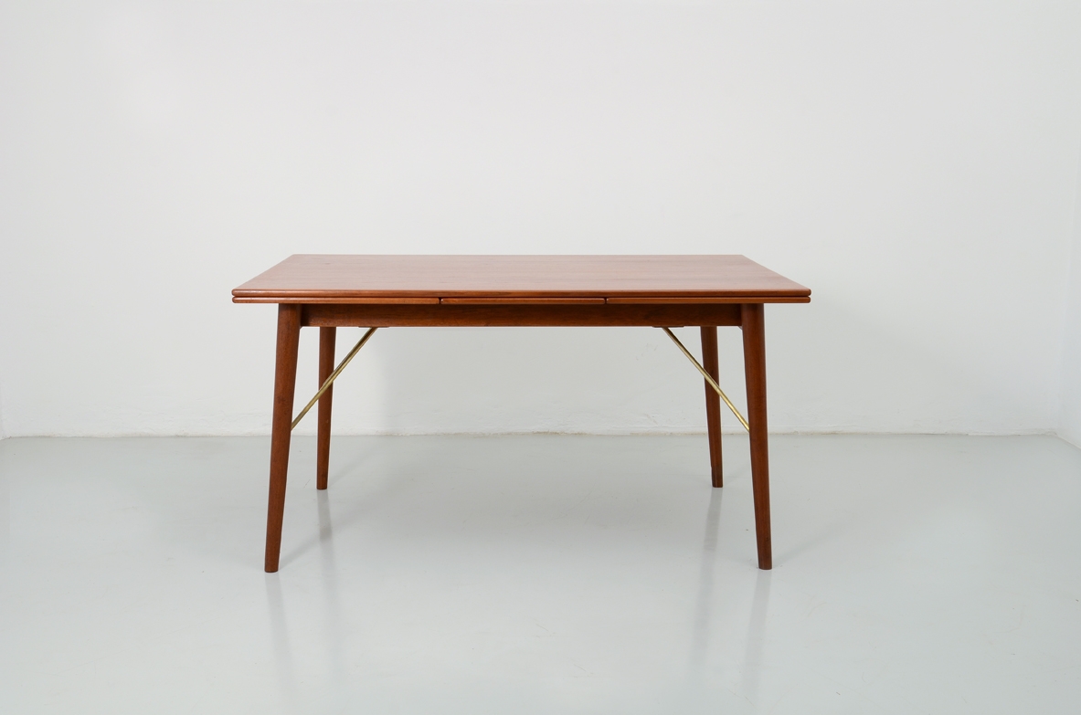Peter Hvdt & Orla Mølgaard-Nielsen, Tavolo modernariato danese negozio Milano