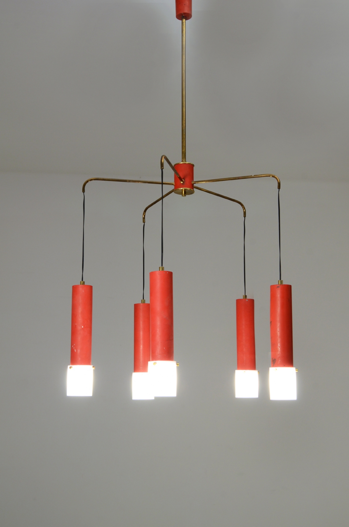 Oscar Torlasco, lampadario a sei luci in ottone e metallo laccato, 1950ca.