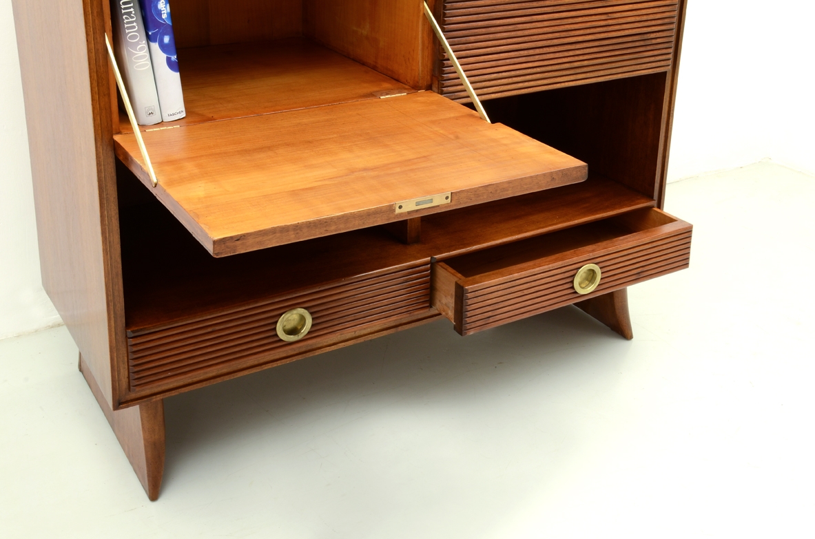 Paolo Buffa, elegante mobile in legno grissinato a due ante a ribalta, 1935.