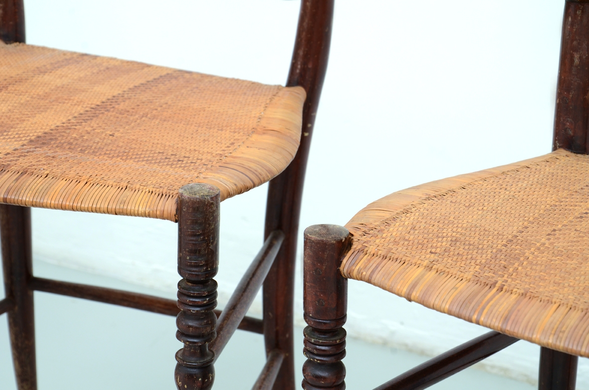 Elegante gruppo di sei sedie modello Parigina in legno finemente tornito e seduta in giunco intrecciato a mano, Flli Levaggi, Chiavari, 1920ca.