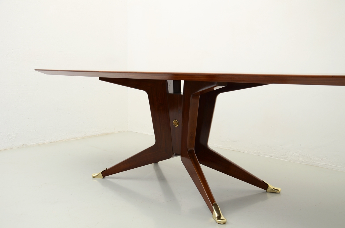 Stunning 1950's dining table in macassar wood with a very elegant central basement with thin legs ending with refined bronze tips.