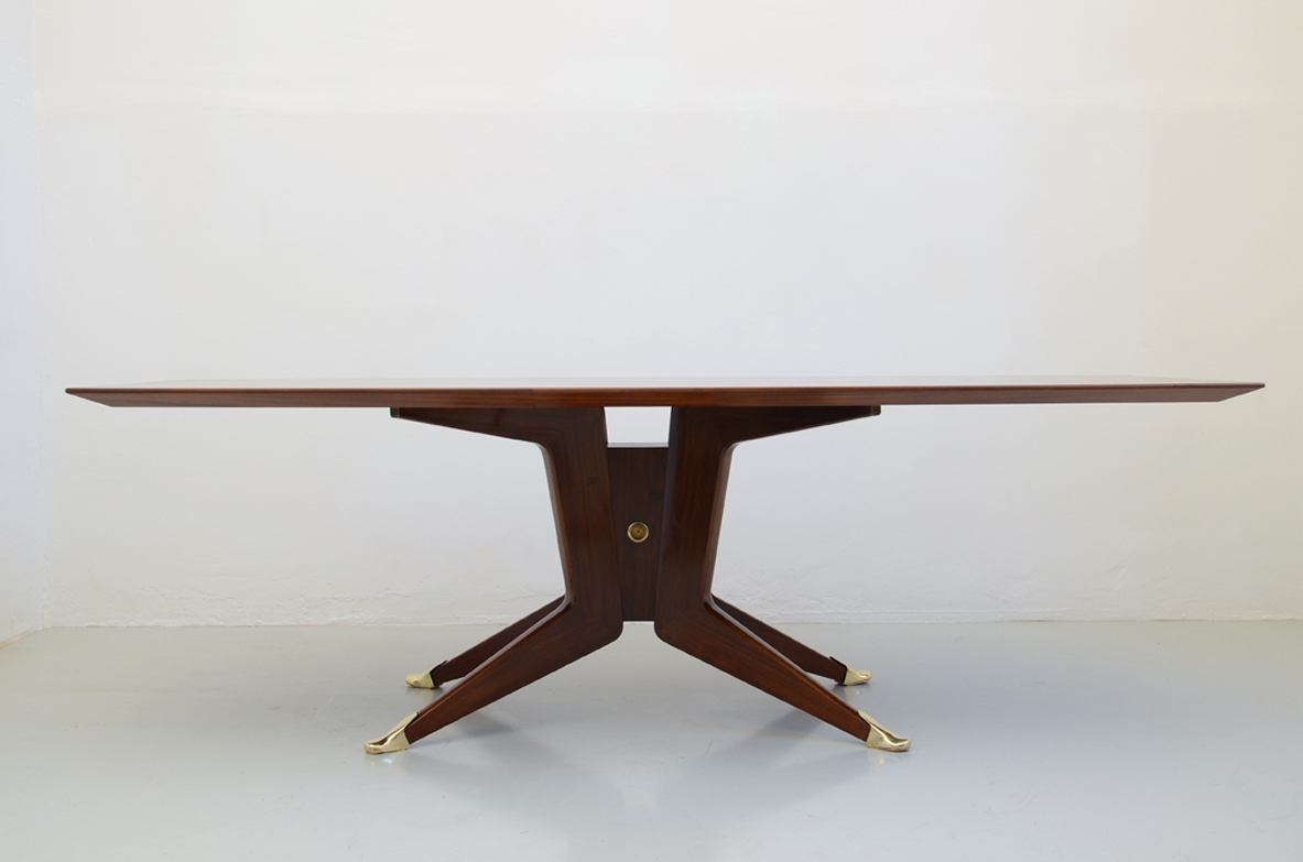 Stunning 1950's dining table in macassar wood with a very elegant central basement with thin legs ending with refined bronze tips.