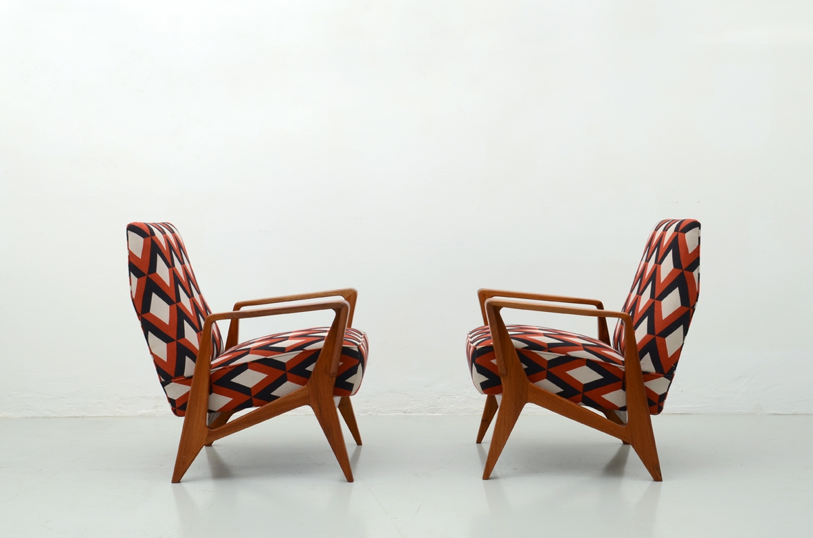 Raphael France, bella coppia di poltrone moderniste con rivestimento in tessuto geometrico, 1954.