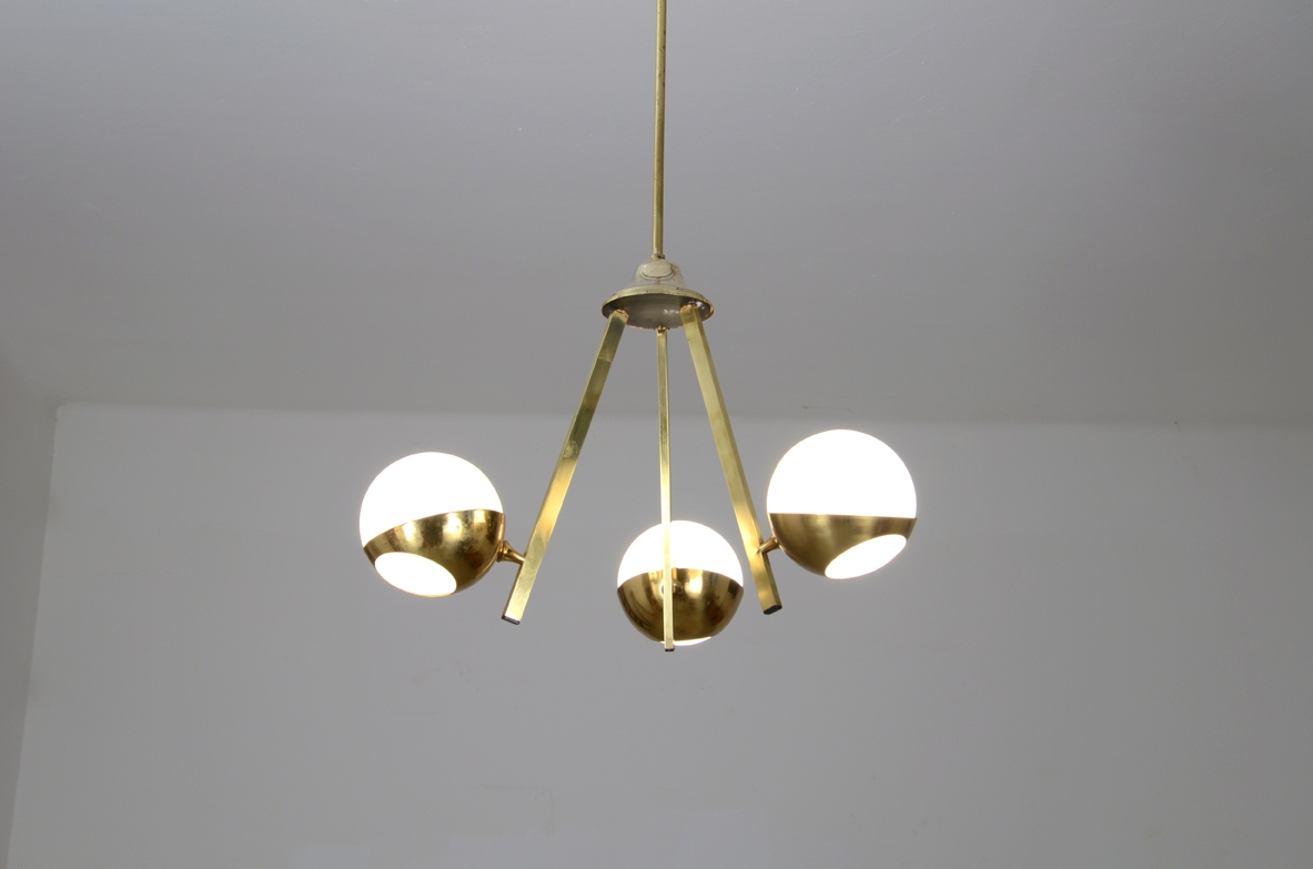 Stilnovo, lampadario in metallo a tre sfere in ottone e opaline, 1950ca.