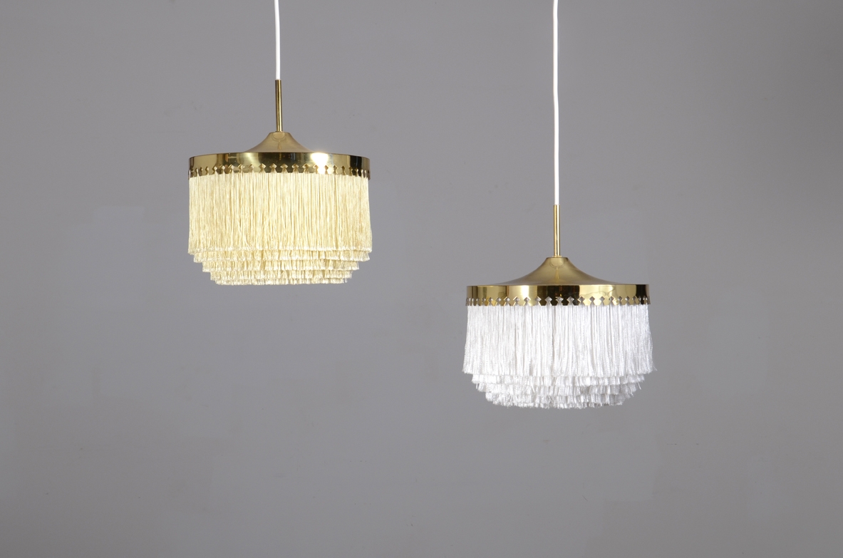 Hans-Agne Jakobsson, rara lampade a sospensione in ottone con frange in seta, Modello T604 prod. by Hans Agne Jakobsson AB. Svezia 1965.