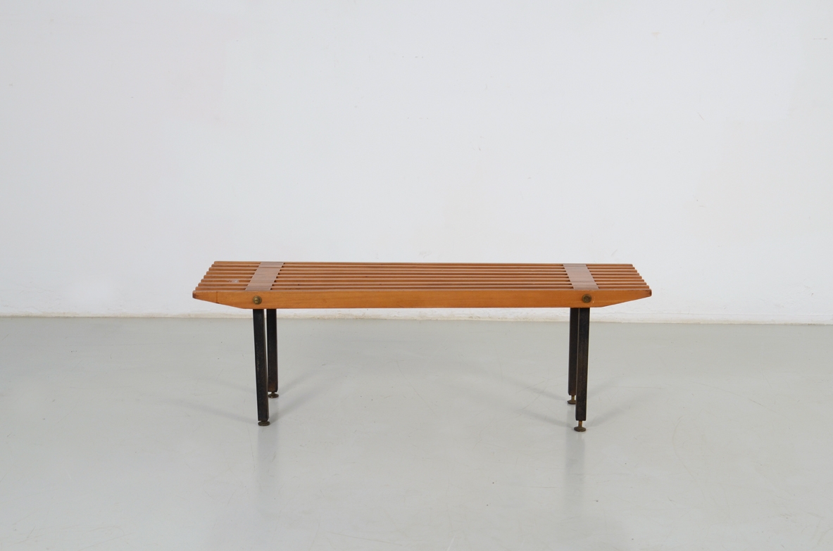 Panca in legno di teak con sostegni in metallo laccato, Italia 1950ca.
