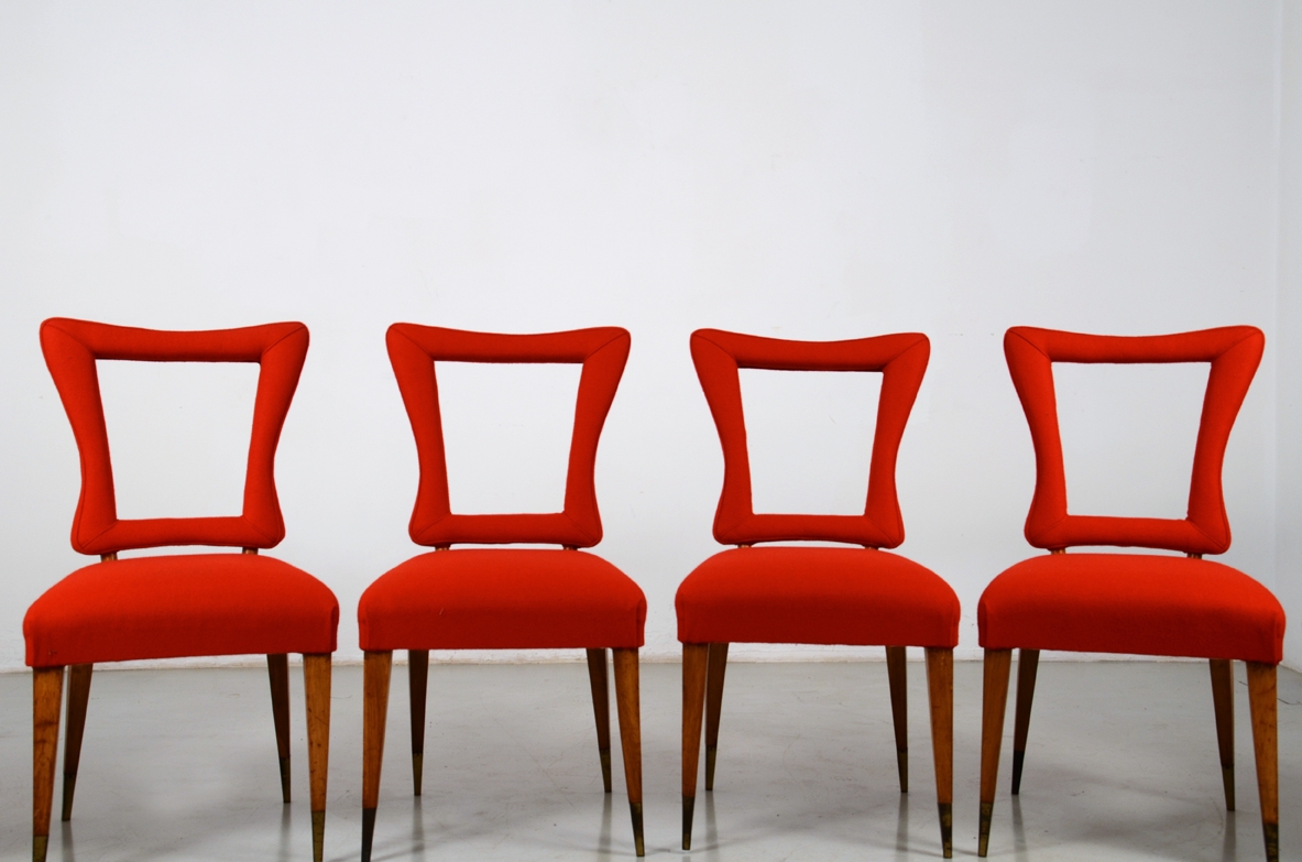 Pietro Lingeri, raro gruppo di 6 sedie in rovere con eleganti puntali in ottone, rivestimento in panno rosso, italia 1950 ca.