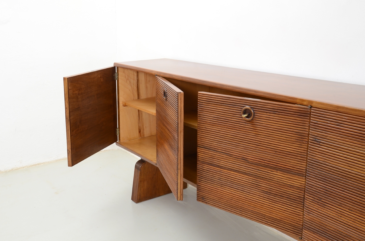 Gio Ponti, elegante mobile con fronte a quattro ante grissinatei e pomoli torniti a filo. 1936.