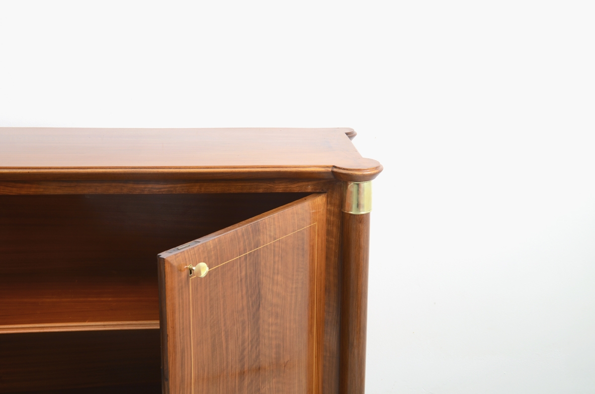 Paolo Buffa, credenza in noce biondo con montanti a colonna e ante filettate in acero, 1950ca.
