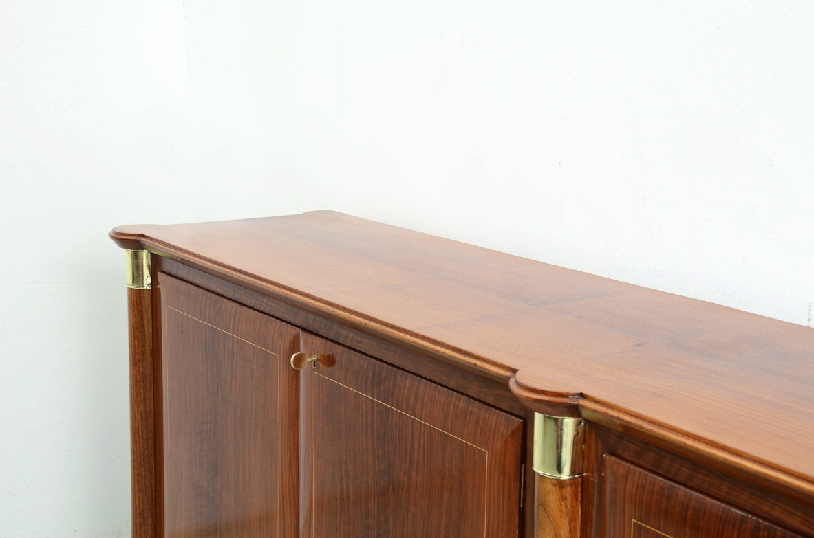 Paolo Buffa, credenza in noce biondo con montanti a colonna e ante filettate in acero, 1950ca.