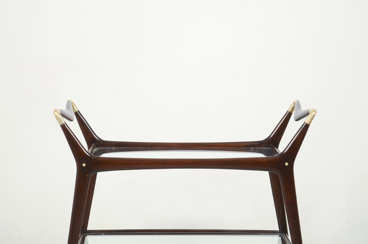 Ico Parisi, elegante carrello in mogano con dettagli in ottone, due ripiani in vetro, 1950ca. Bibl.Ico Parisi, catalogo ragionato.