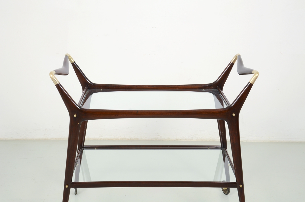 Ico Parisi, elegante carrello in mogano con dettagli in ottone, due ripiani in vetro, 1950ca. Bibl.Ico Parisi, catalogo ragionato.