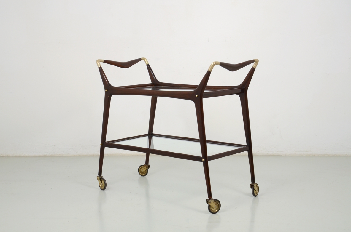 Ico Parisi, elegante carrello in mogano con dettagli in ottone, due ripiani in vetro, 1950ca. Bibl.Ico Parisi, catalogo ragionato.