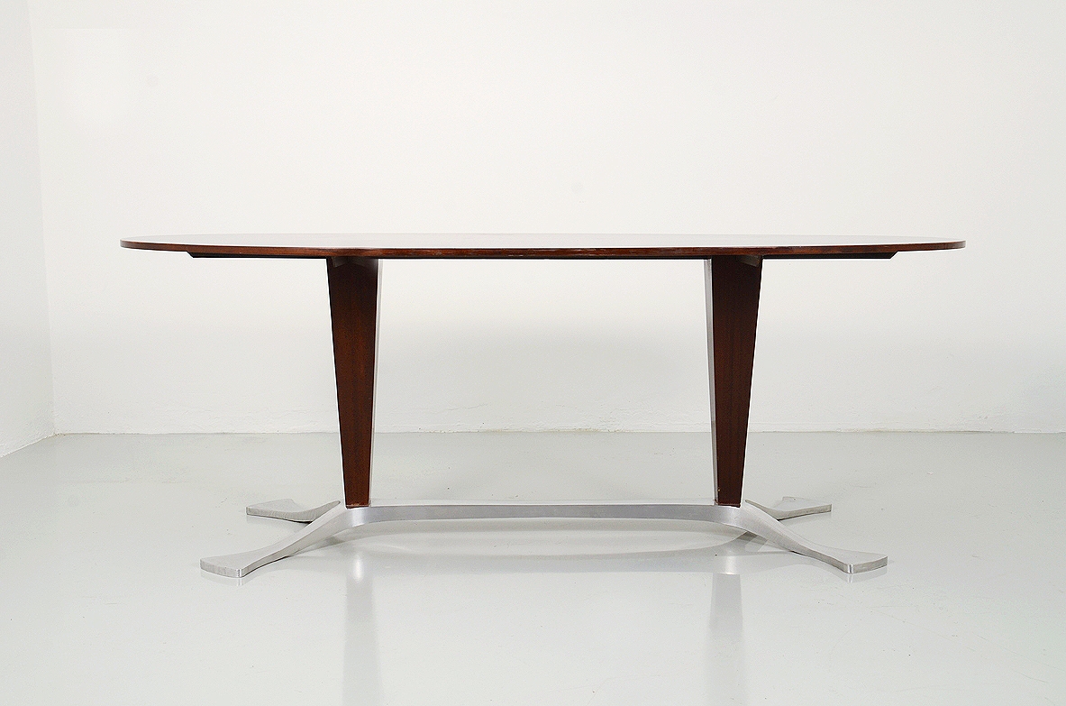 Arredamenti Borsani, tavolo ovale da pranzo in palissandro con un elegante base in metallo lucidato, 1950ca.