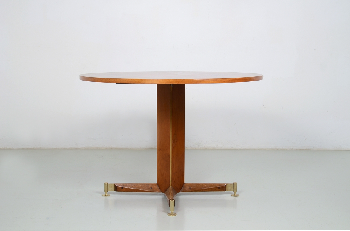 Italian 1950's elegant table in light walnut with crossed base.