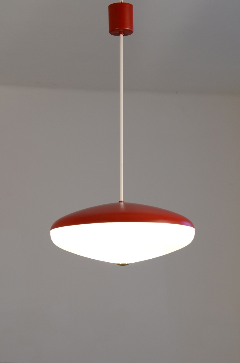 Stilnovo, lampadario in metallo laccato e vetro opaline, 1950ca.