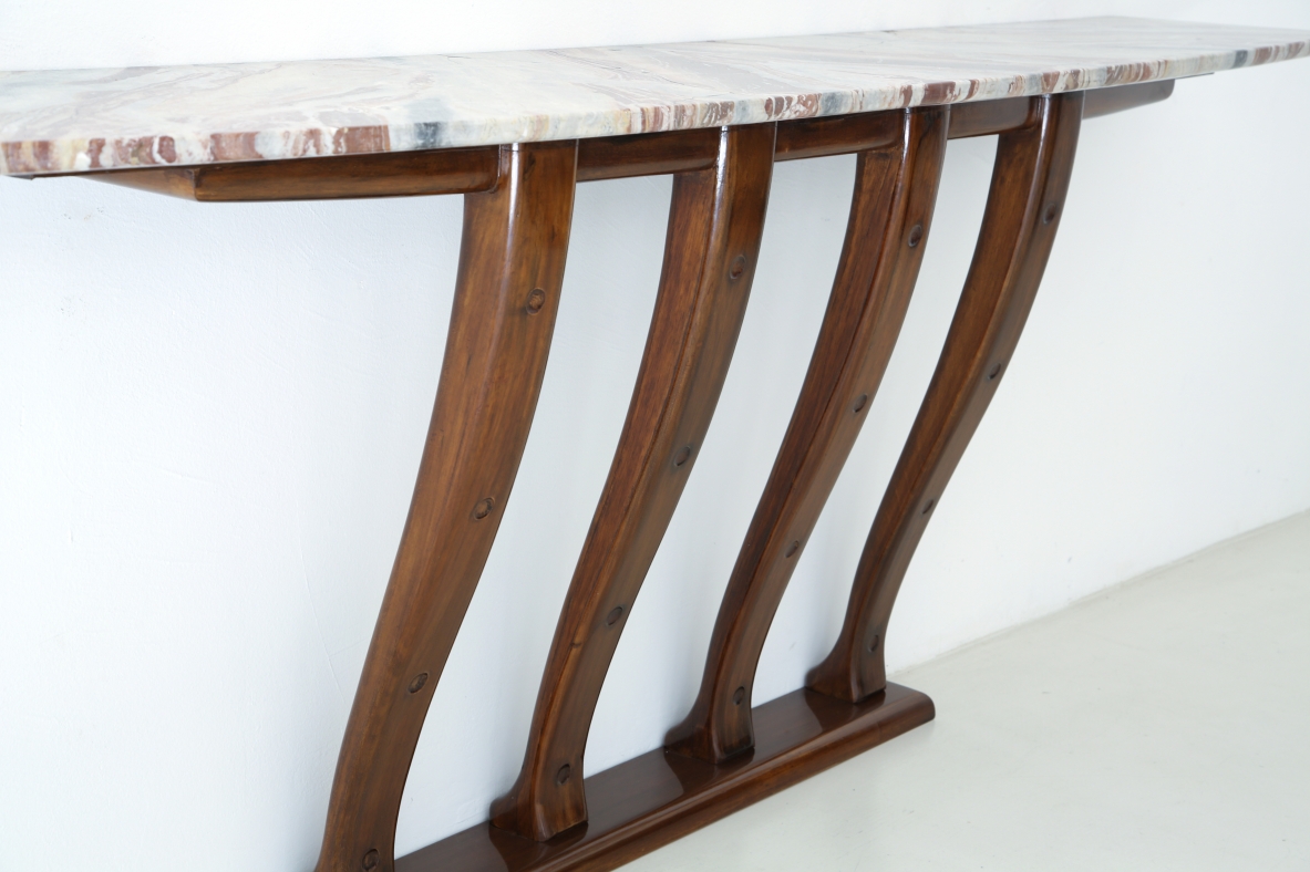 Raffinata console con struttura in noce e piano in marmo, attribuzione Giovanni Greppi, Italia 1940ca.