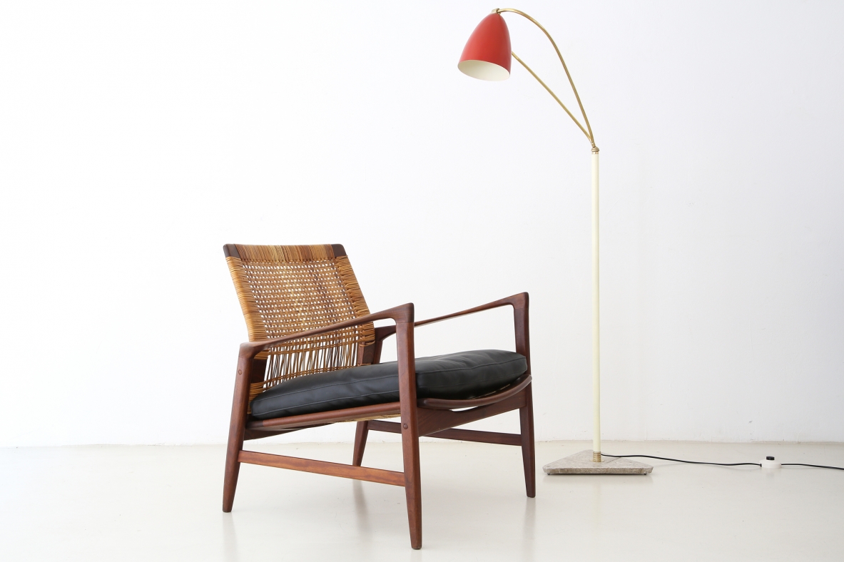 Ib Kofod-Larsen, rara poltroncina in tek con schienale in vimini in ottimo stato. Danimarca 1955.