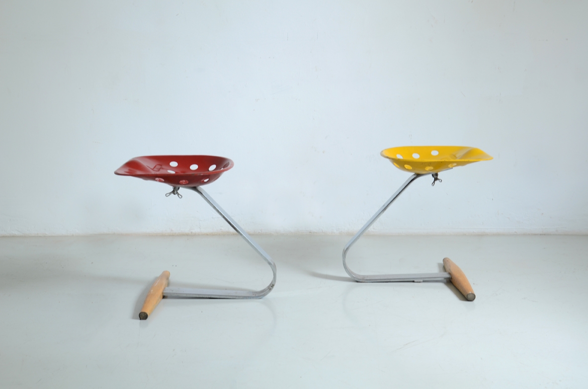 Castiglioni, coppia di sedute Mezzadro con struttura in acciaio, metallo laccato e legno.