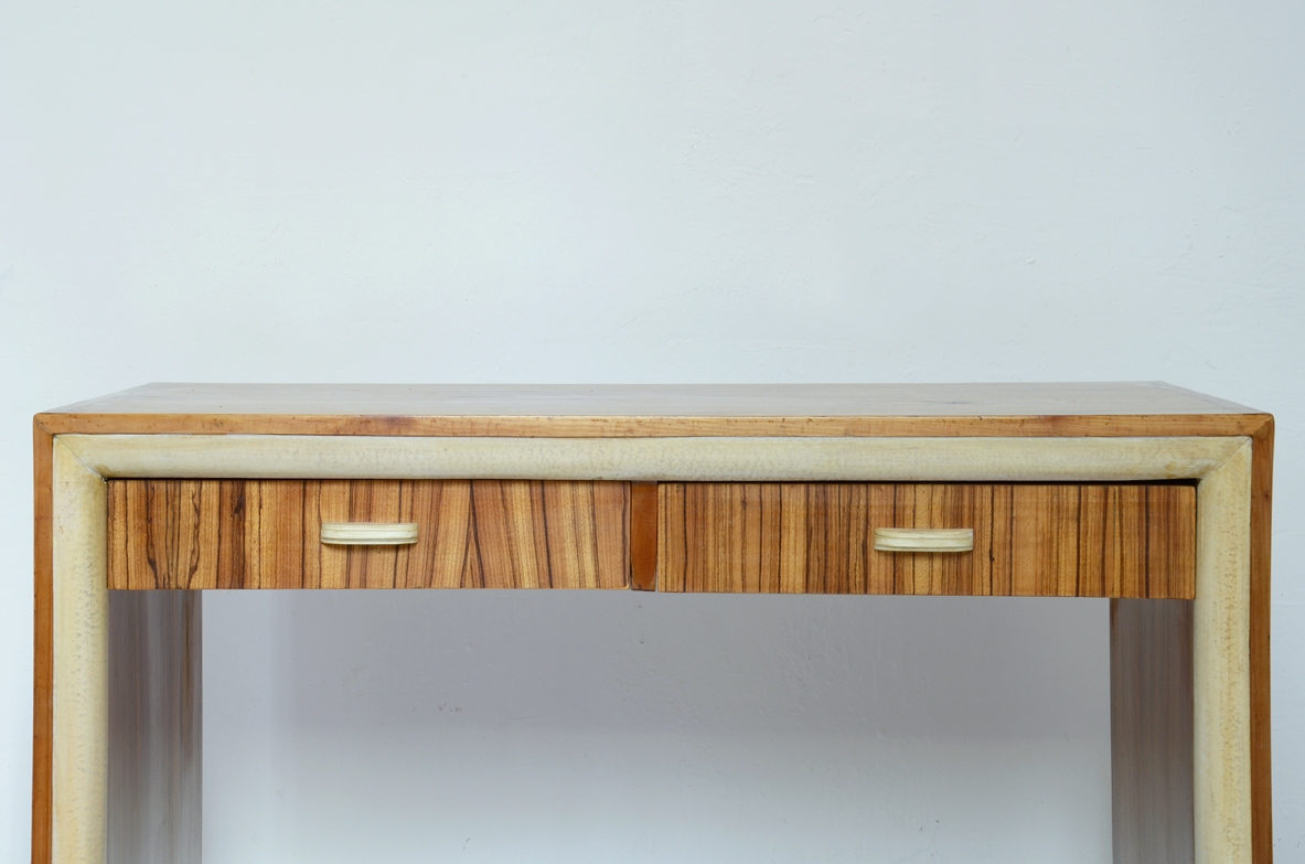 Piccola scrivania Art Deco in legno Zebrano e pegamena, Francia 1930ca.