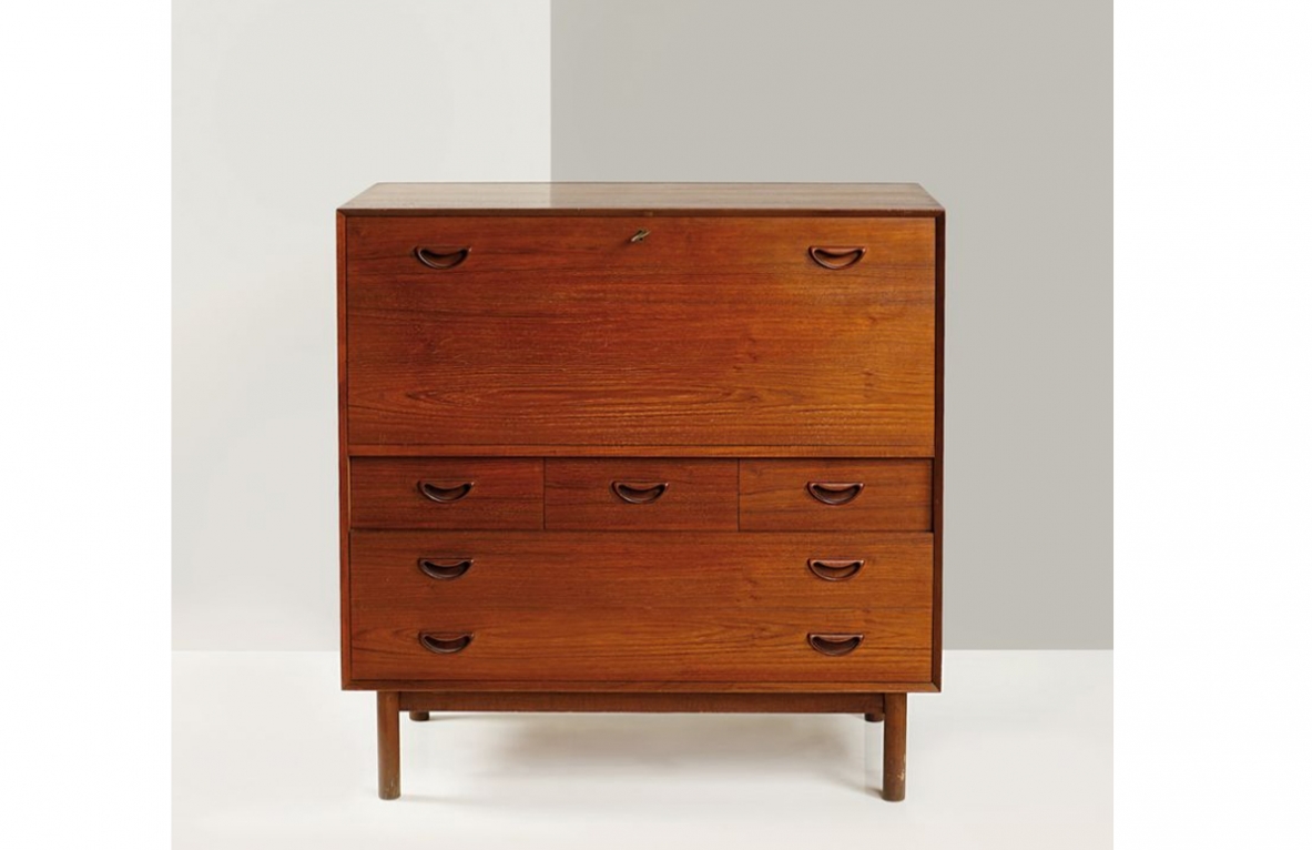 Peter Hvidt, piccolo mobile in tek con ribalta e tre cassetti, scomparti all'interno, Danimarca 1955ca.