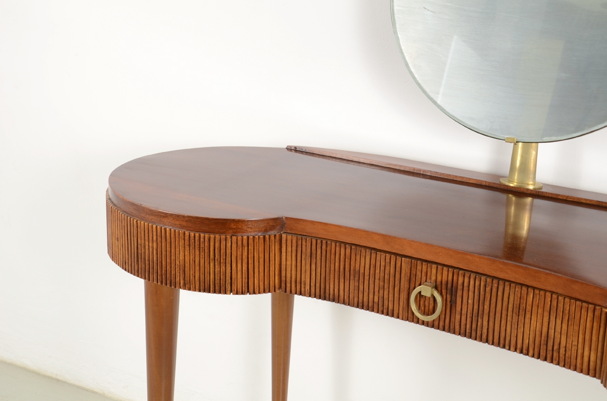 Console in legno grissinato con specchio regolabile ed eleganti gambe con puntali in ottone, Italia 1950ca.