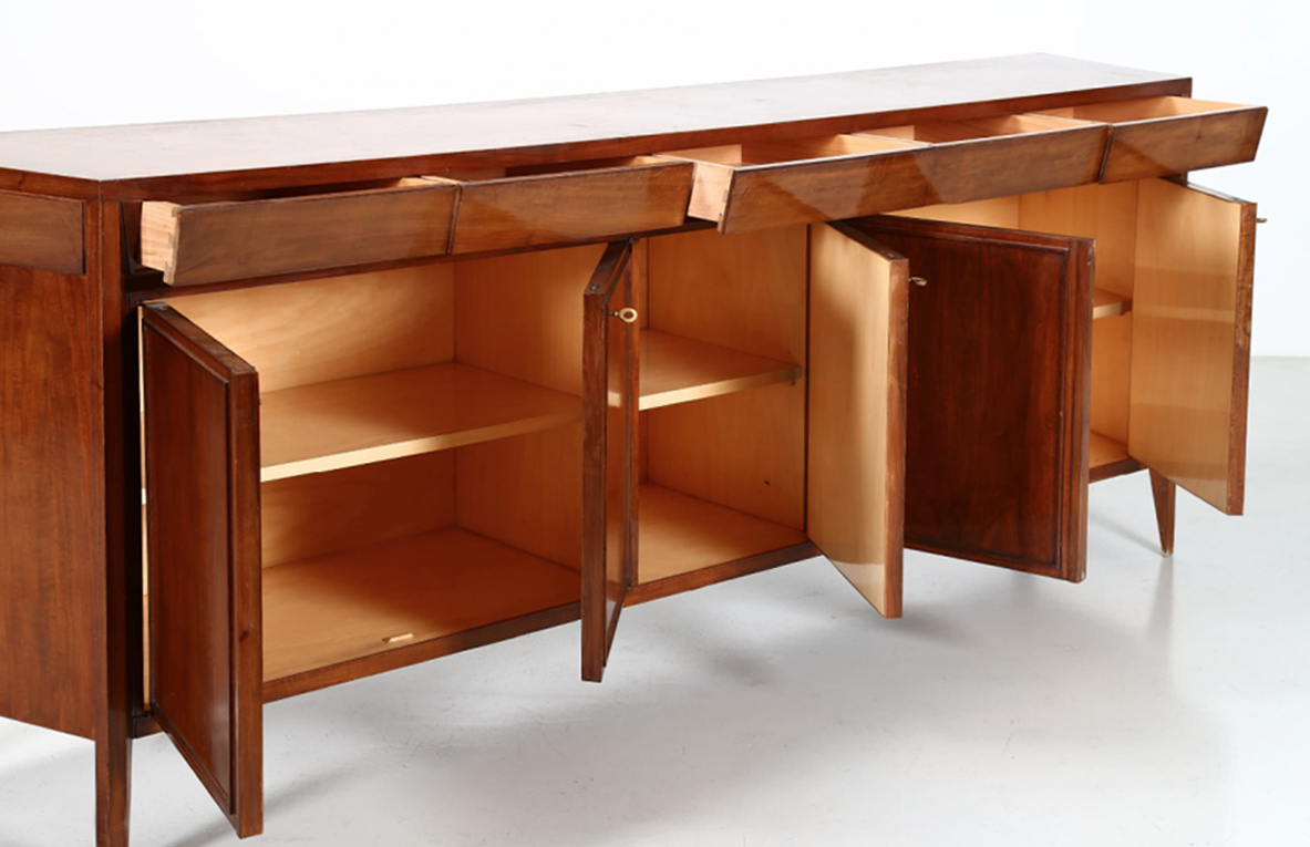 Maurizio Tempestini, grande credenza in noce biondo con 5 ante e cassetti inclinati. Interni in acero, produzione Serafino Arrighi, 1950ca.
