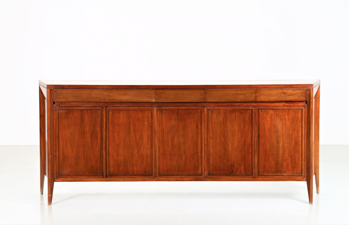 Maurizio Tempestini, grande credenza in noce biondo con 5 ante e cassetti inclinati. Interni in acero, produzione Serafino Arrighi, 1950ca.