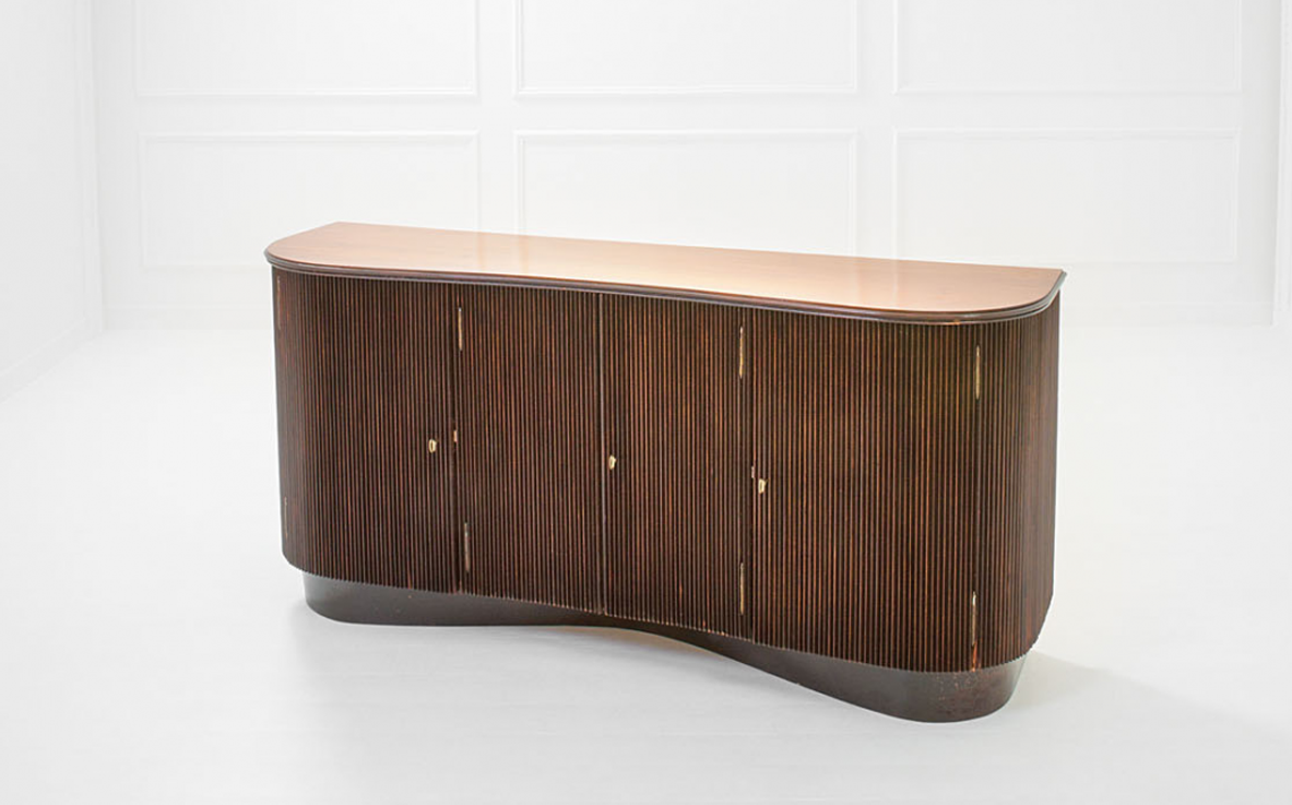 Osvaldo Borsani, elegante mobile in legno grissinato con fronte convesso e basamento in ottone.  Arredamenti Borsani Varedo, 1940.