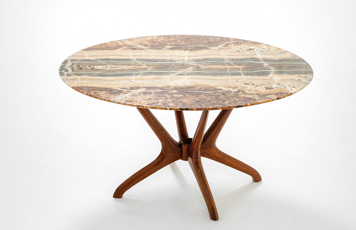 Elegante tavolo basso con struttura in legno e piano in marmo pregiato. Italia, 1950ca.