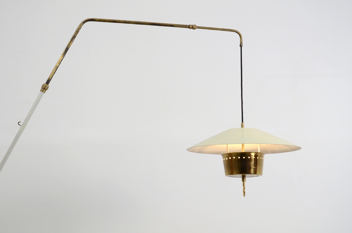 Gaetano Scolari, adjustable wall lamp in brass and pianted metal, Stilnovo 1950's.