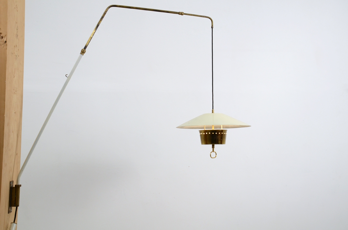 Gaetano Scolari, adjustable wall lamp in brass and pianted metal, Stilnovo 1950's.