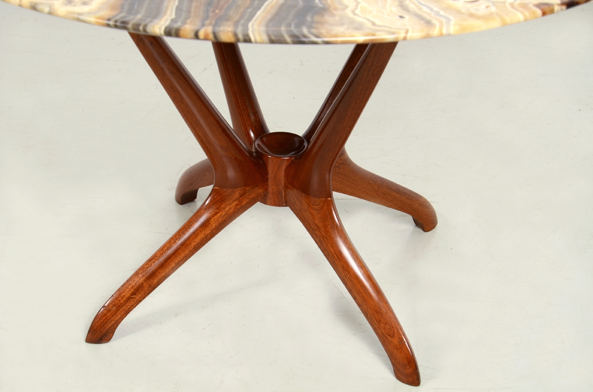 Elegante tavolo basso con struttura in legno e piano in marmo pregiato. Italia, 1950ca.