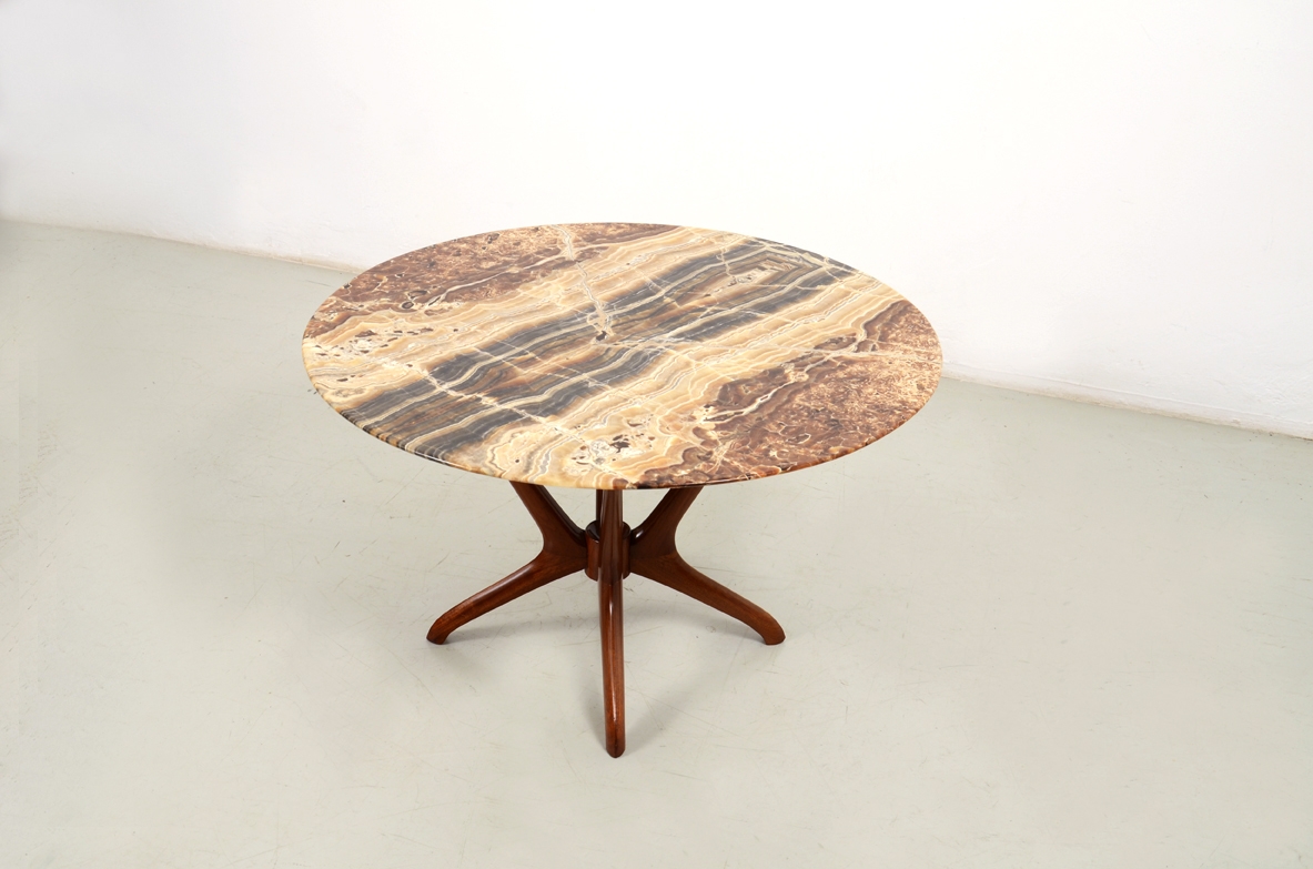 Elegante tavolo basso con struttura in legno e piano in marmo pregiato. Italia, 1950ca.