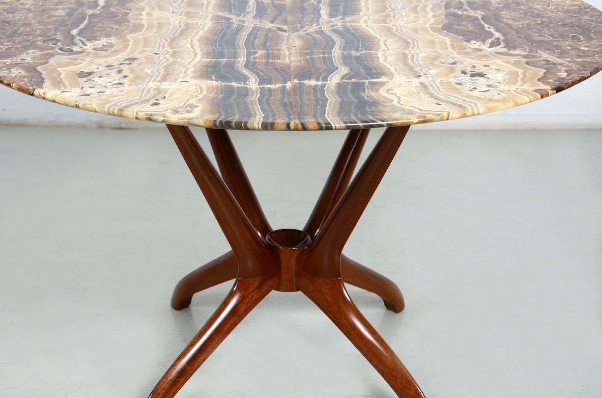 Elegante tavolo basso con struttura in legno e piano in marmo pregiato. Italia, 1950ca.
