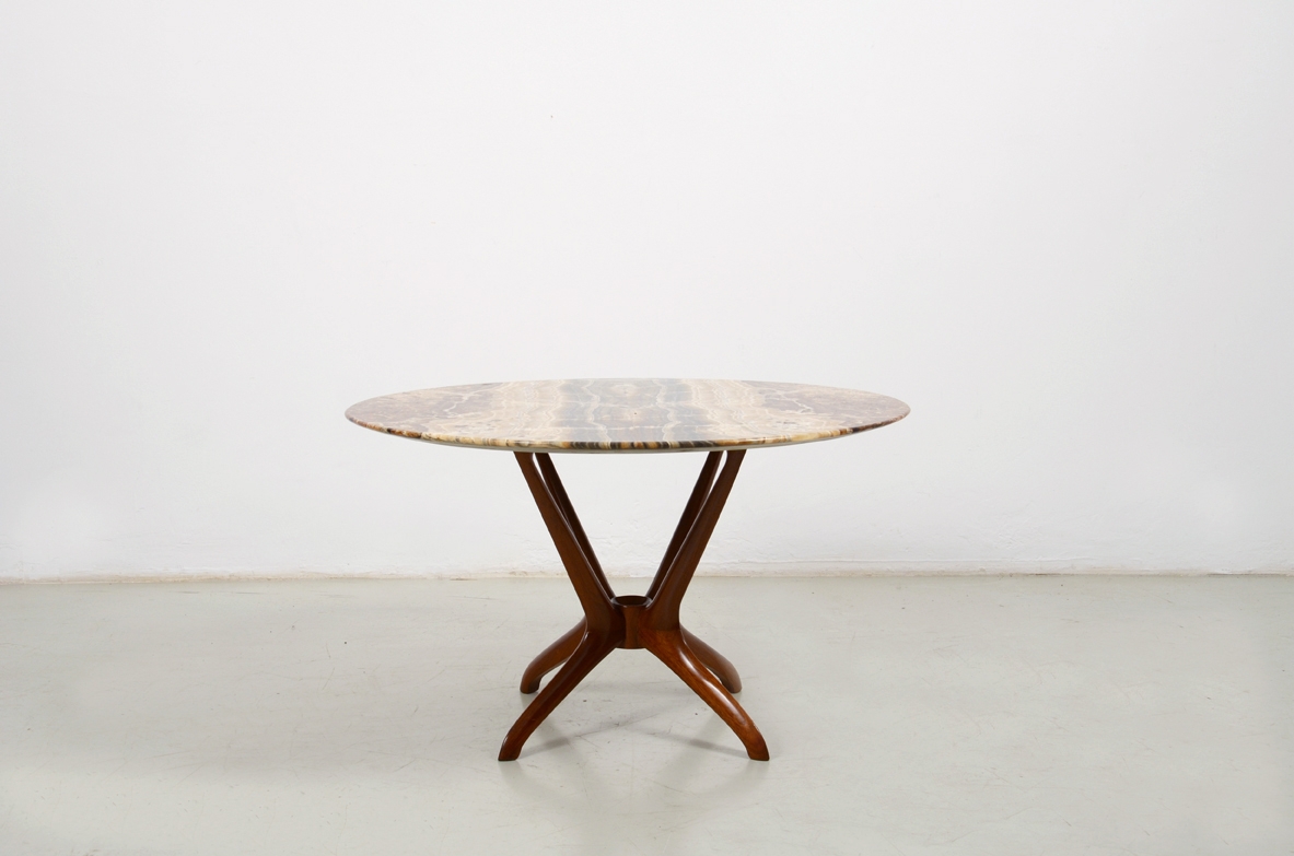 Elegante tavolo basso con struttura in legno e piano in marmo pregiato. Italia, 1950ca.