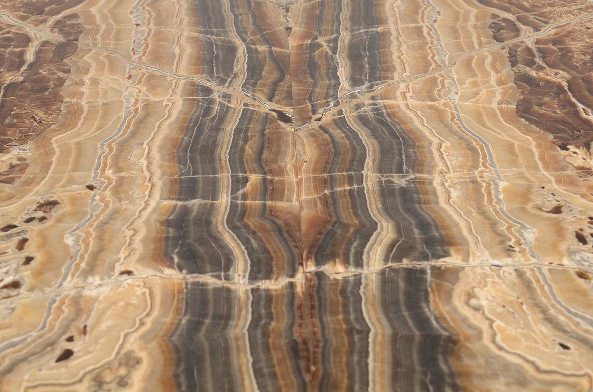 Elegante tavolo basso con struttura in legno e piano in marmo pregiato. Italia, 1950ca.