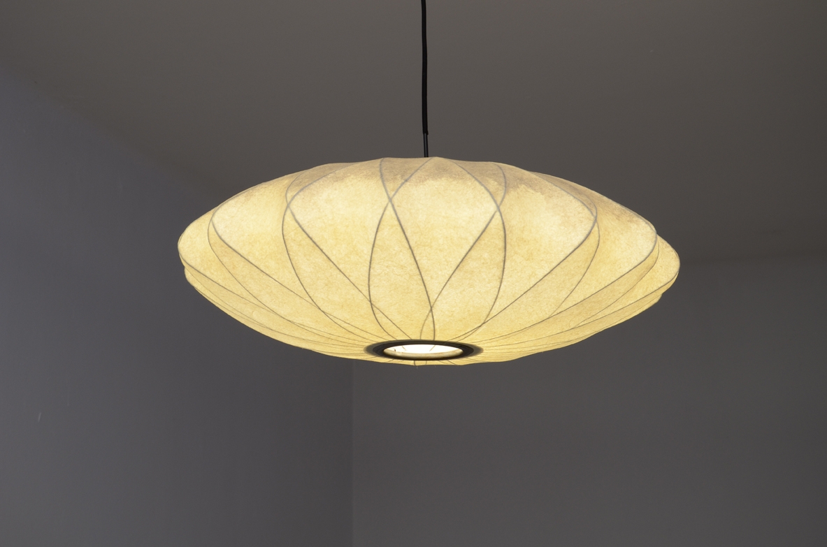 Due grandi lampadari in cocoon, USA 1960ca. Targhetta del produttore.