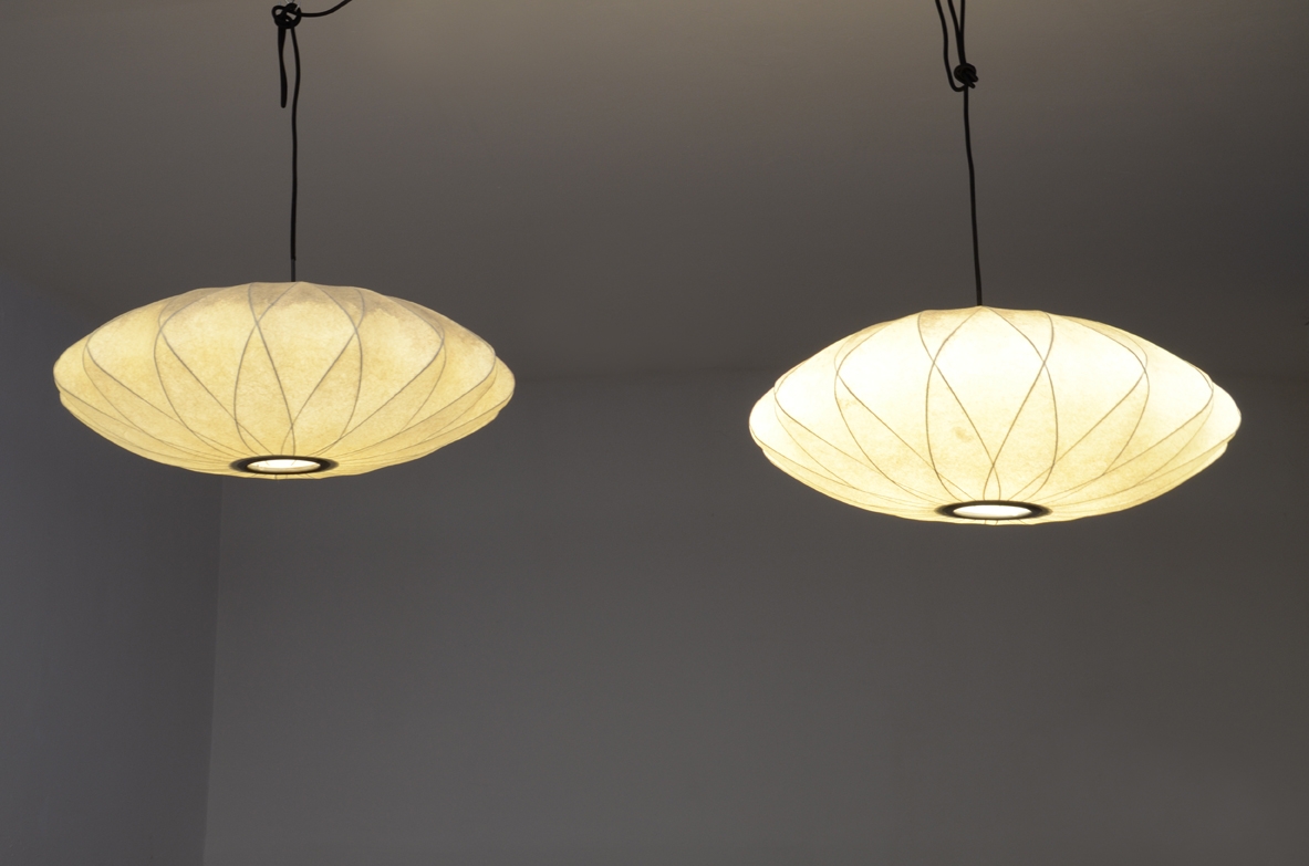 Due grandi lampadari in cocoon, USA 1960ca. Targhetta del produttore.