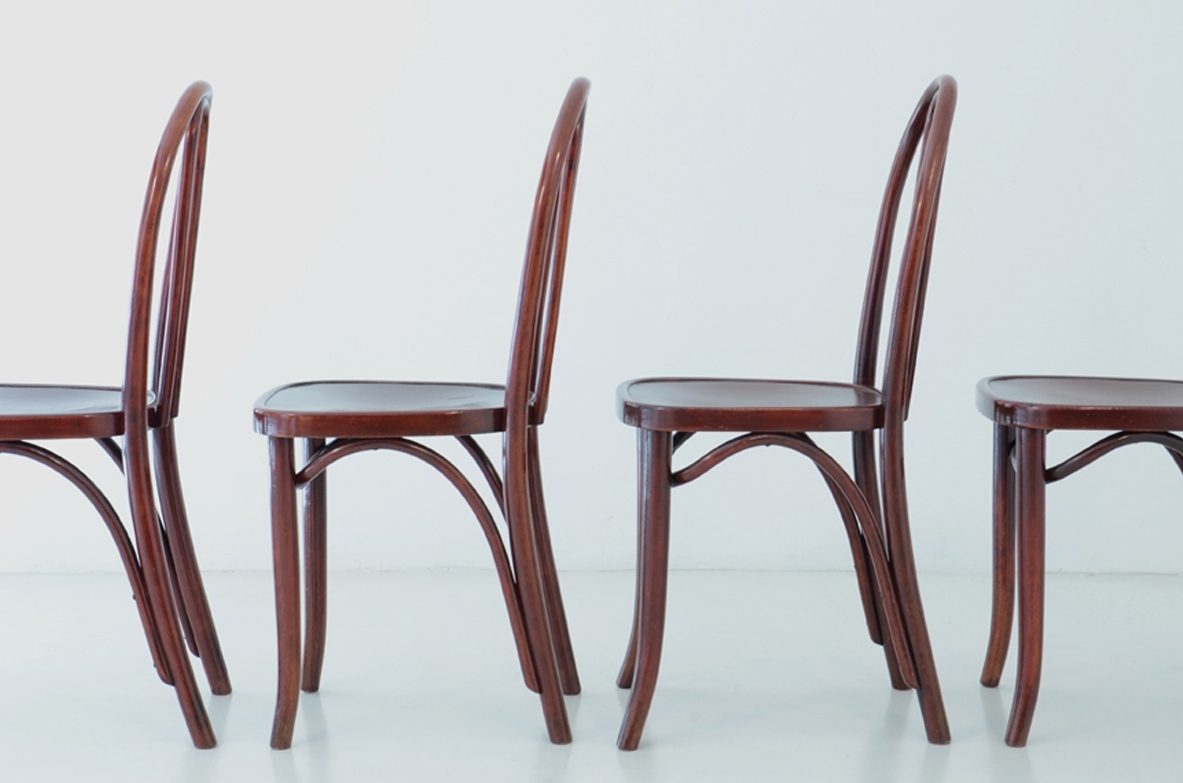 Koloman Moser, quattro rare sedie in faggio curvato tinto mogano, produzione Thonet, Austria, 1900ca.