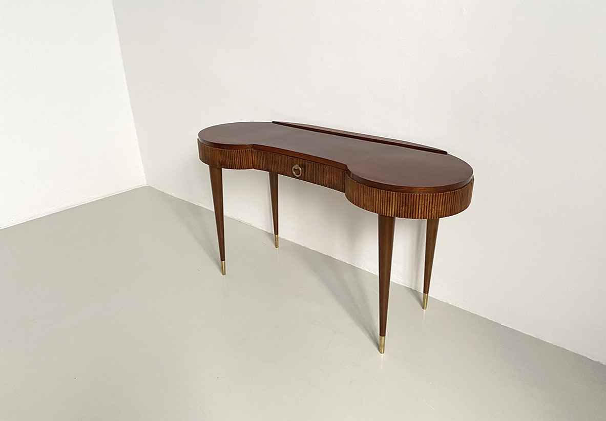 Console in legno grissinato con eleganti gambe a spillo e puntali in ottone, Italia 1950ca.