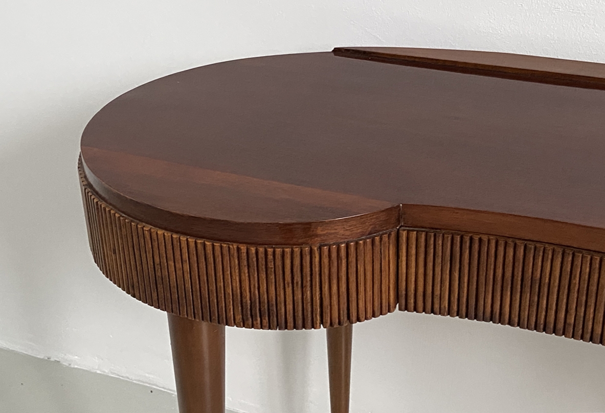 Console in legno grissinato con eleganti gambe a spillo e puntali in ottone, Italia 1950ca.